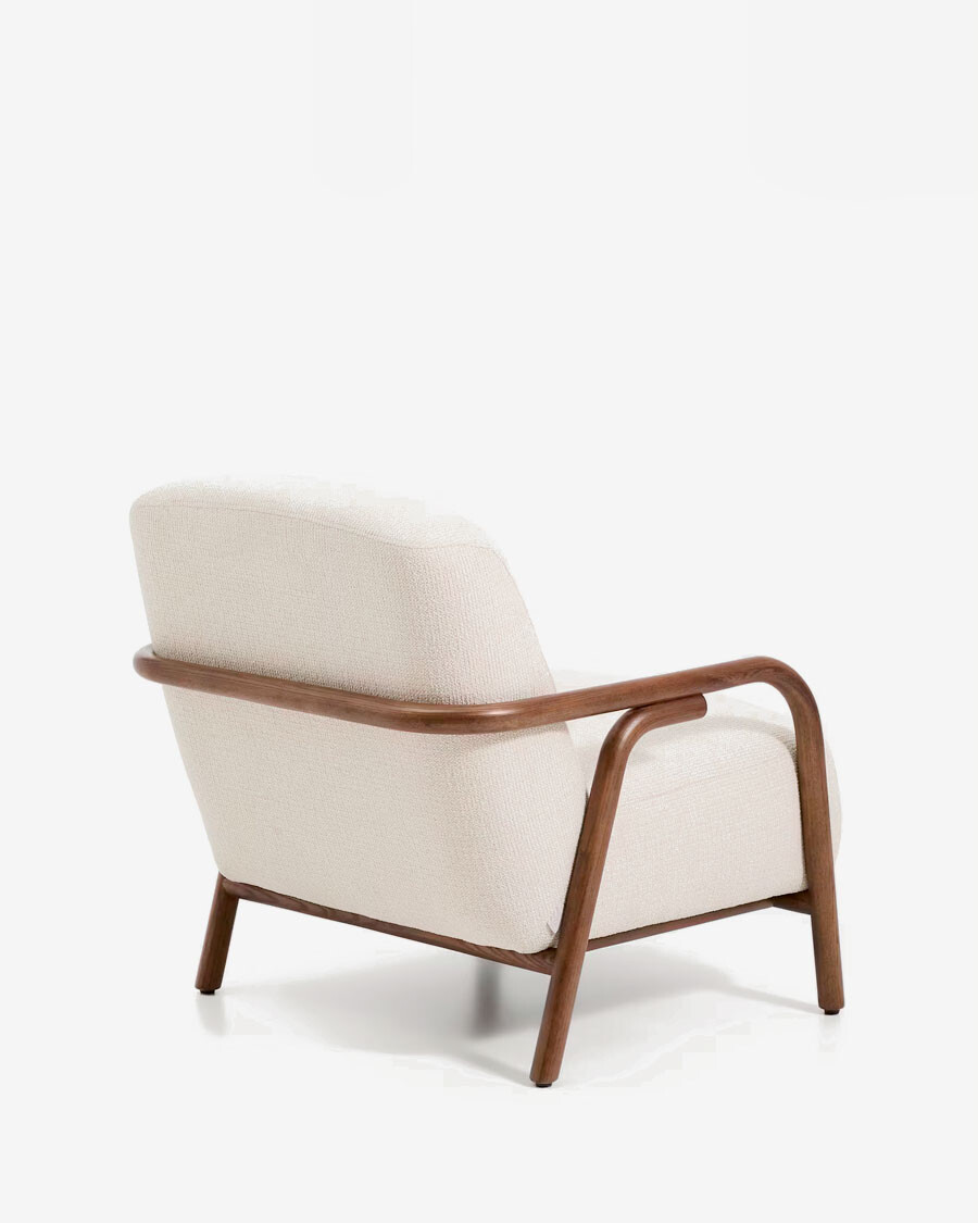 Butaca Sylo de chenilla beige y madera maciza de fresno con acabado tono nogal FSC 100% Butaca Sylo de chenilla beige y madera maciza de fresno con acabado tono nogal FSC 100%