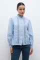Camisa romántica con puntillas celeste