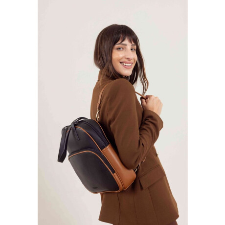 Mochila Clara Negro y Suela