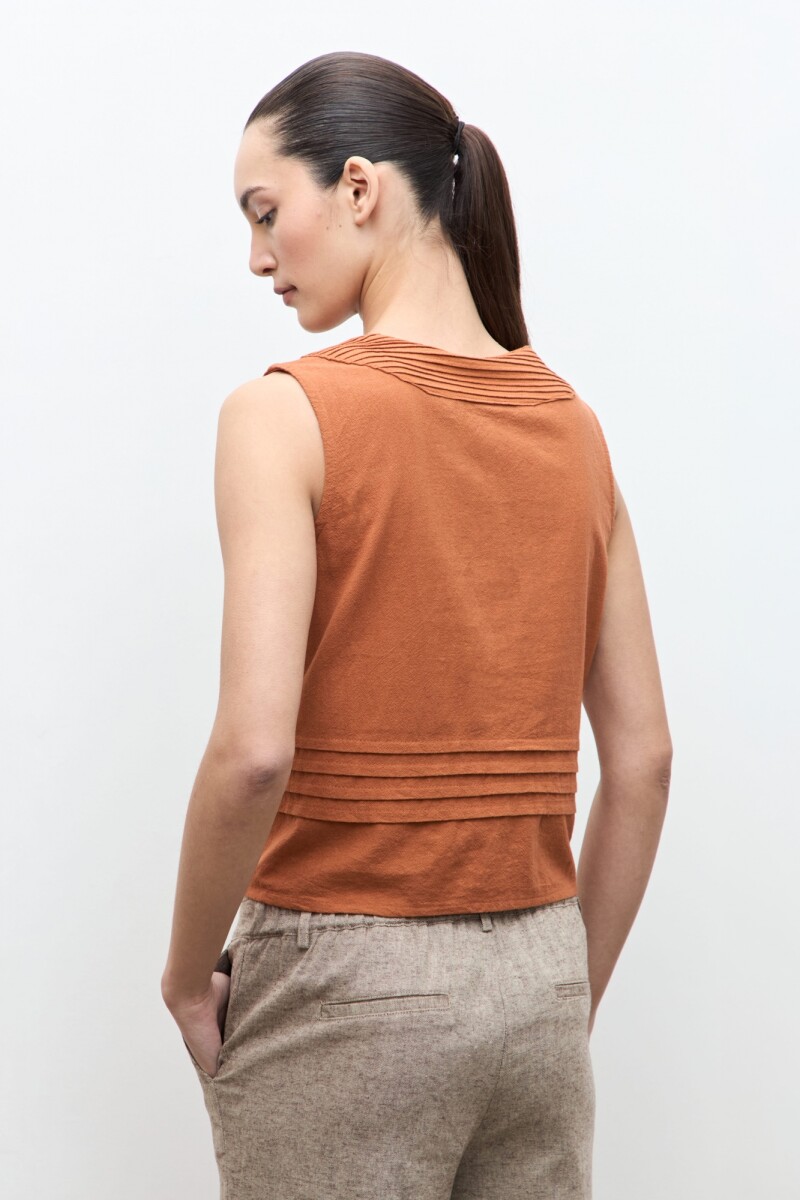 Blusa con alforzas lacre