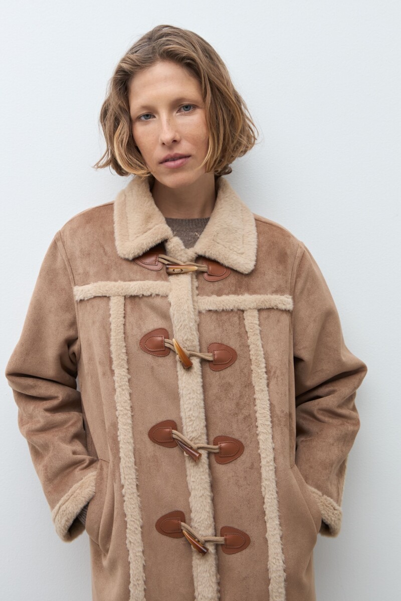 Abrigo simil gamuza alamares tostado