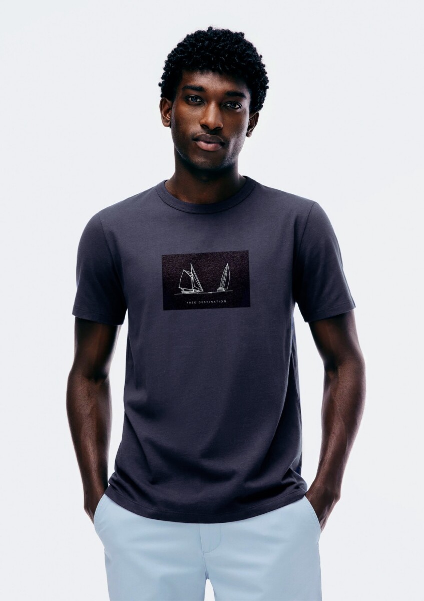 CAMISETA CON ESTAMPA MODELO REGULAR - AZUL 