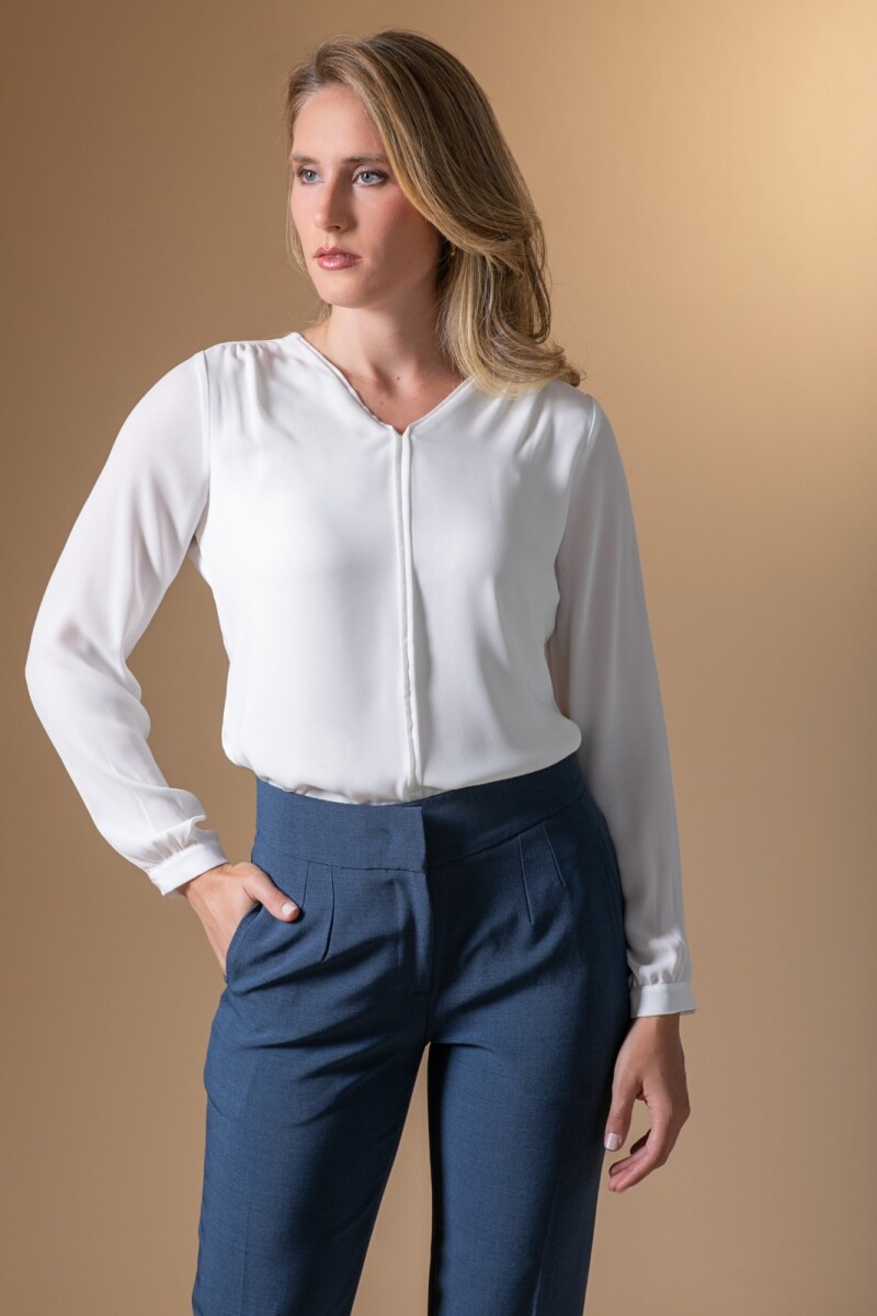 Blusa con cuello V. Arena