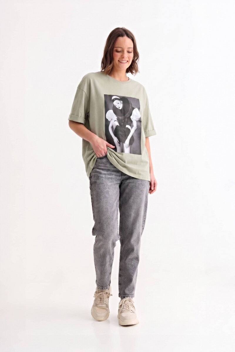 Remera m/c estampada colección Editorial VERDE OLIVA