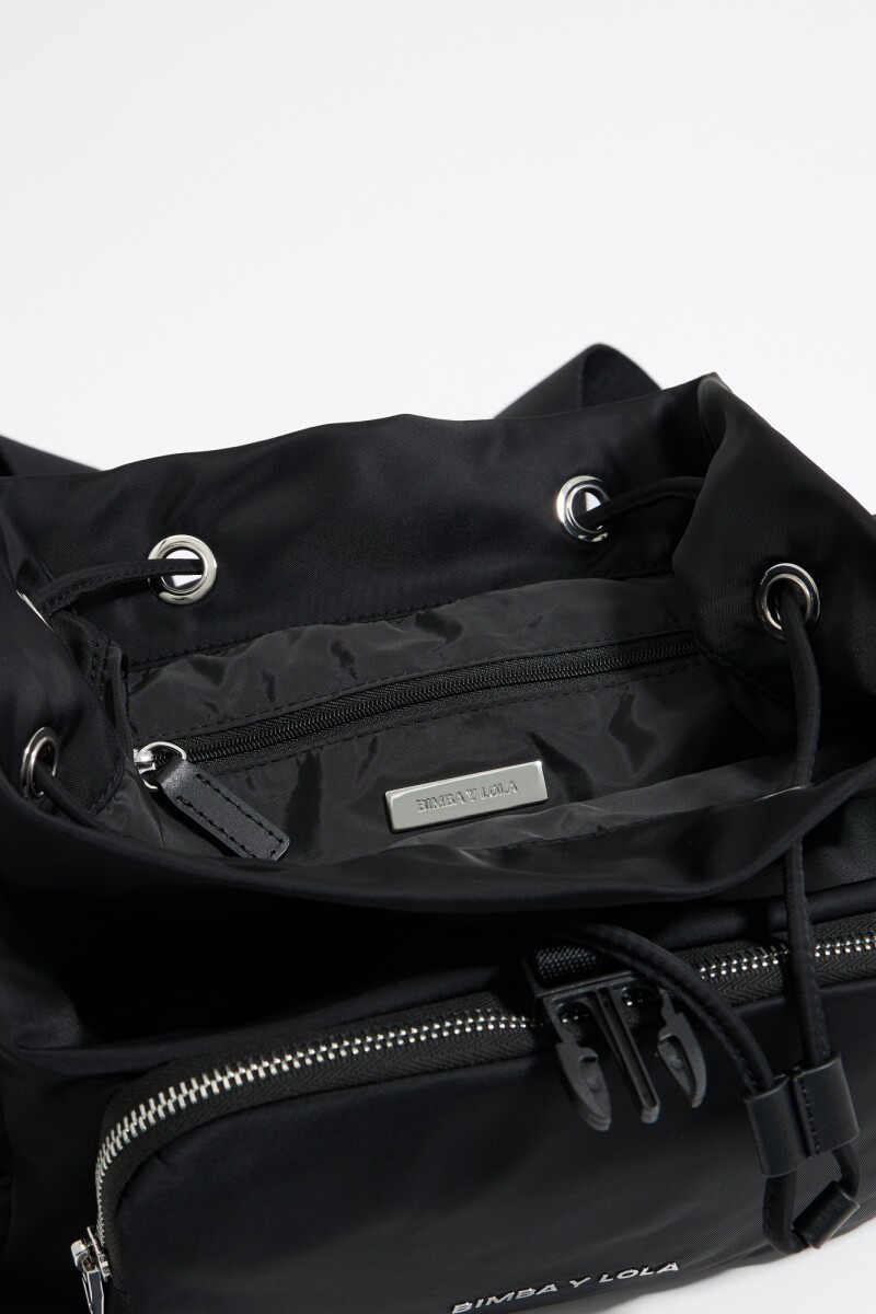 MOCHILA MEDIANA POCKET NYLON Negro