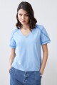 Remera escote en V con vainillas celeste melange
