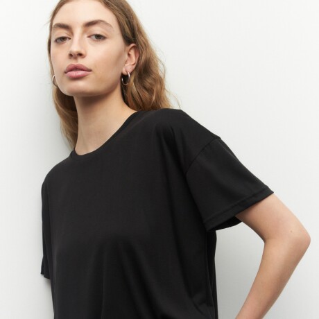 REMERA PEACHES Negro