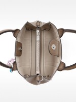 Bolso Tote Con Colgante S taupe