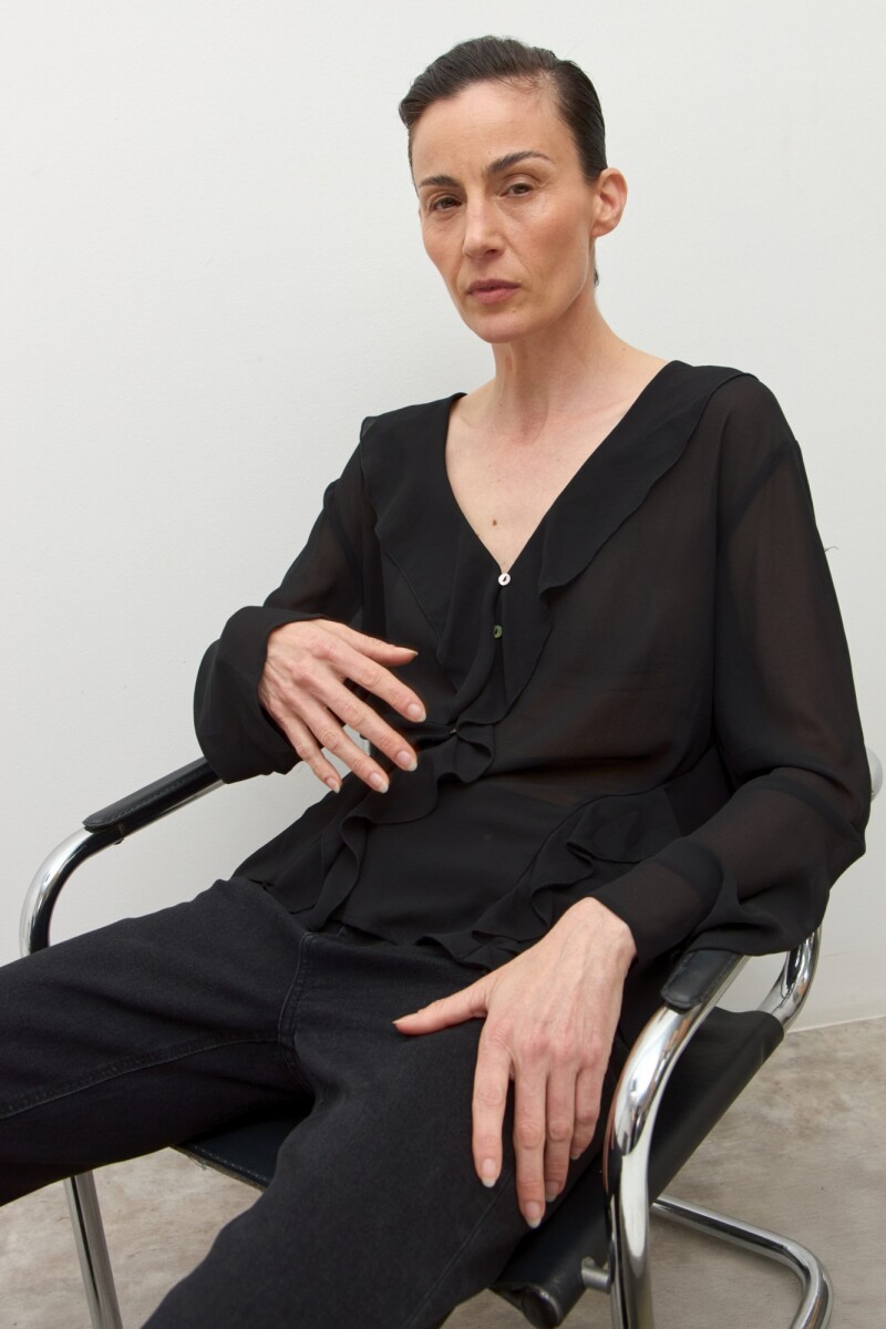 Blusa escote V con volados - negro 