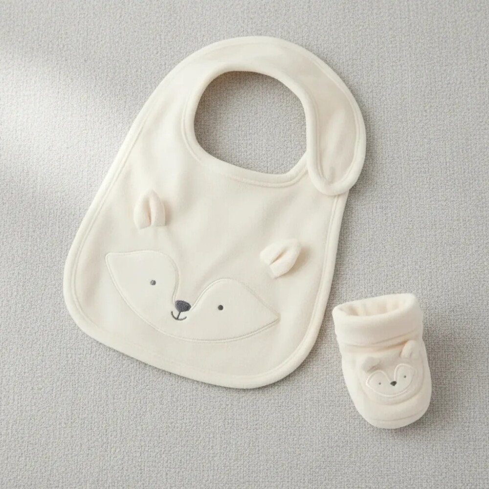 Set babero y zapatitos primer muda Carters blanco