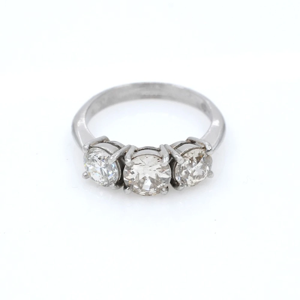 Anillo estilo antiguo en platino, con 3 brillantes, engarce 4 puntas. Anillo estilo antiguo en platino, con 3 brillantes, engarce 4 puntas.