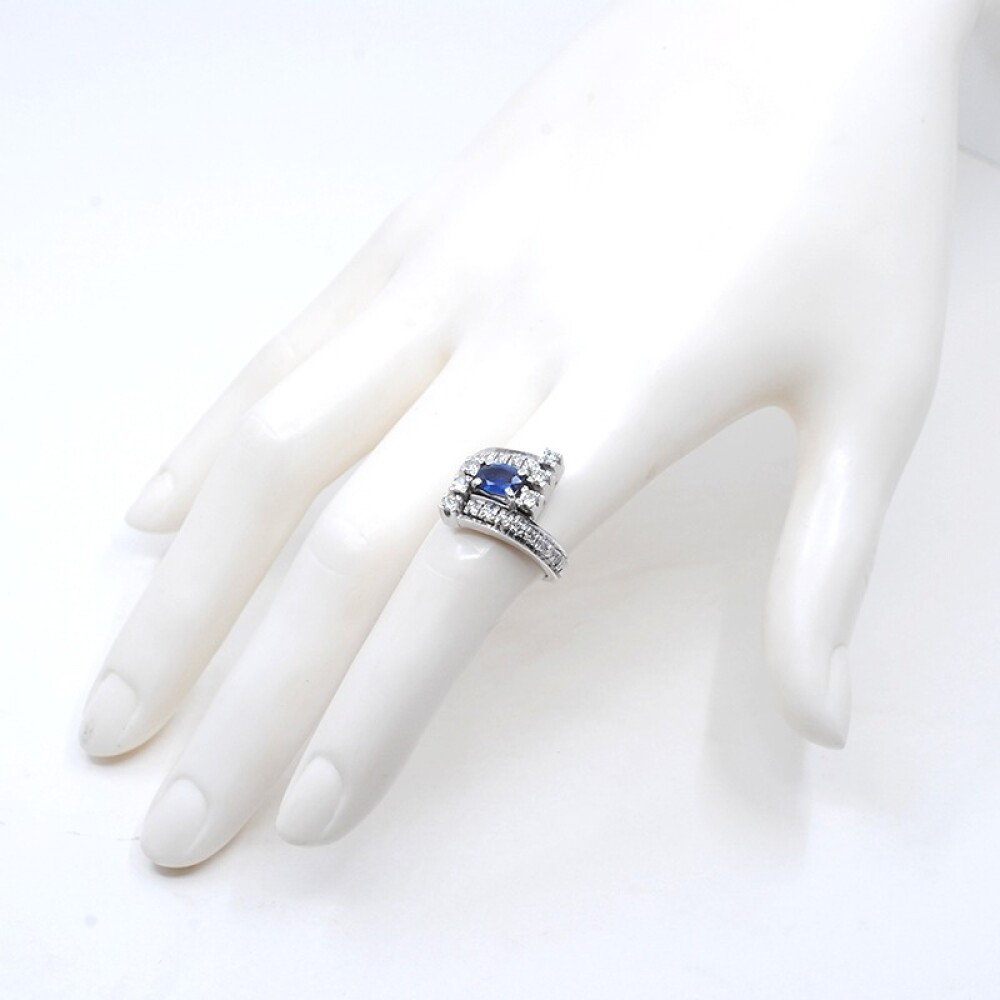 Anillo en oro 18k blanco , brillantes y zafiro Anillo en oro 18k blanco , brillantes y zafiro