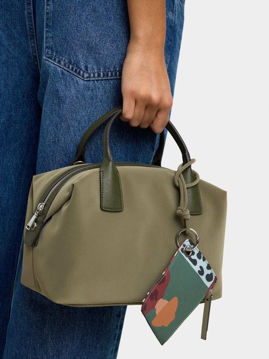 Bolso Tote Textura Suave Con Colgante caqui