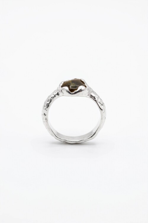 Anillo irregular detalle plateado