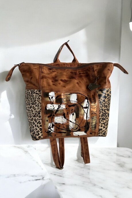 Mochila De Cuero ABRIL Linea Urbana Con Arte Pintado A Mano. Terra Con Print.