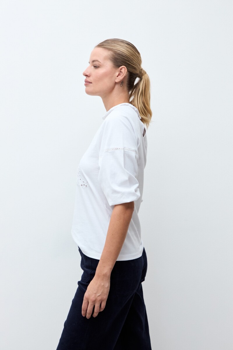 Remera bordada vainillas blanco