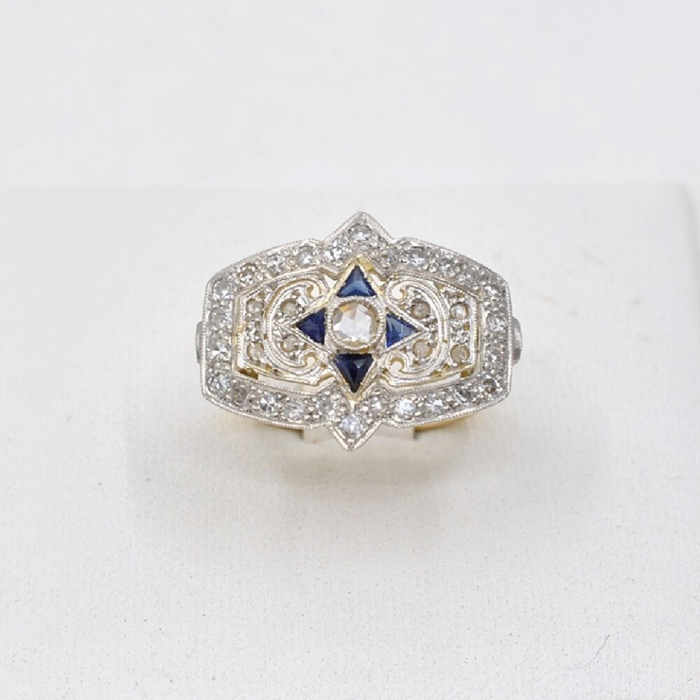 Anillo Estilo Antiguo En Oro 18K, Platino, Diamantes, Brillantes Y Zafiros Sinteticos Anillo Estilo Antiguo En Oro 18K, Platino, Diamantes, Brillantes Y Zafiros Sinteticos