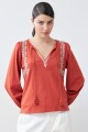 Remera boho con bordados lacre