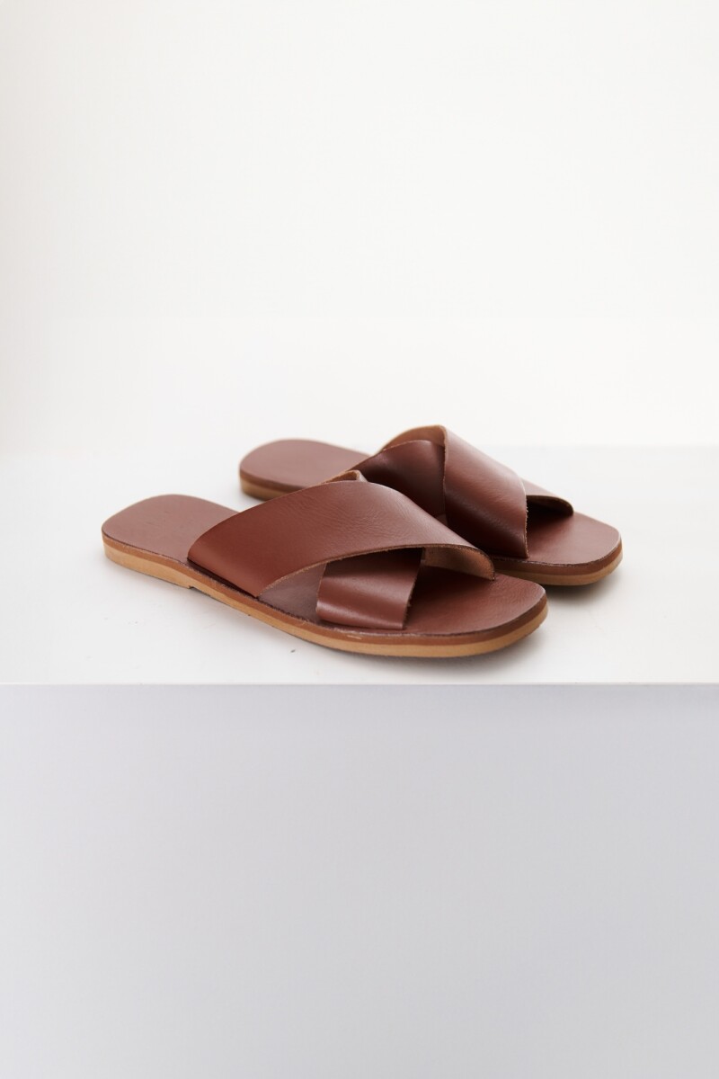 SANDALIA CRUZADA MARRON