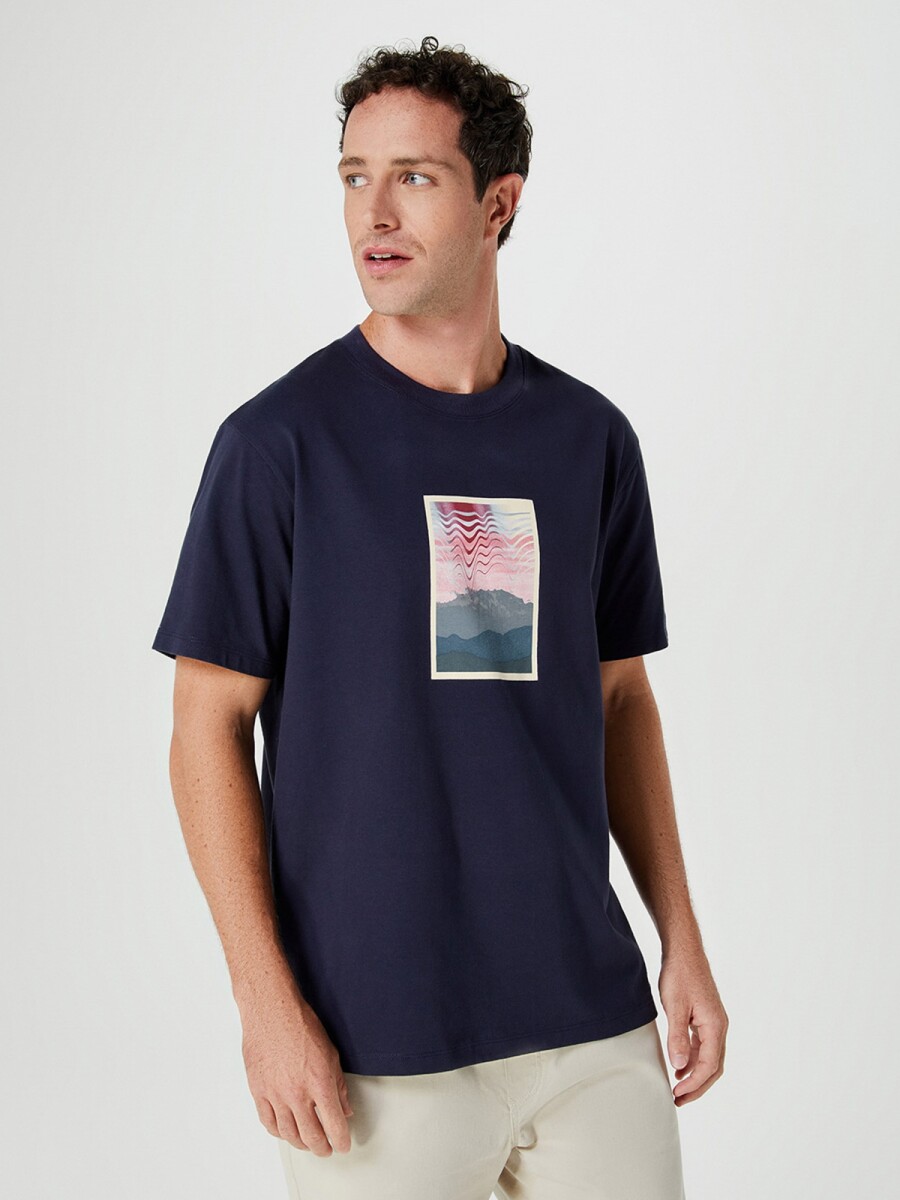 CAMISETA CON ESTAMPA MODELO REGULAR - AZUL OSCURO 