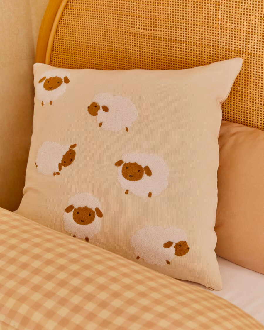 Almohadón Milu de algodón beige bordado de ovejas 45 x 45 cm