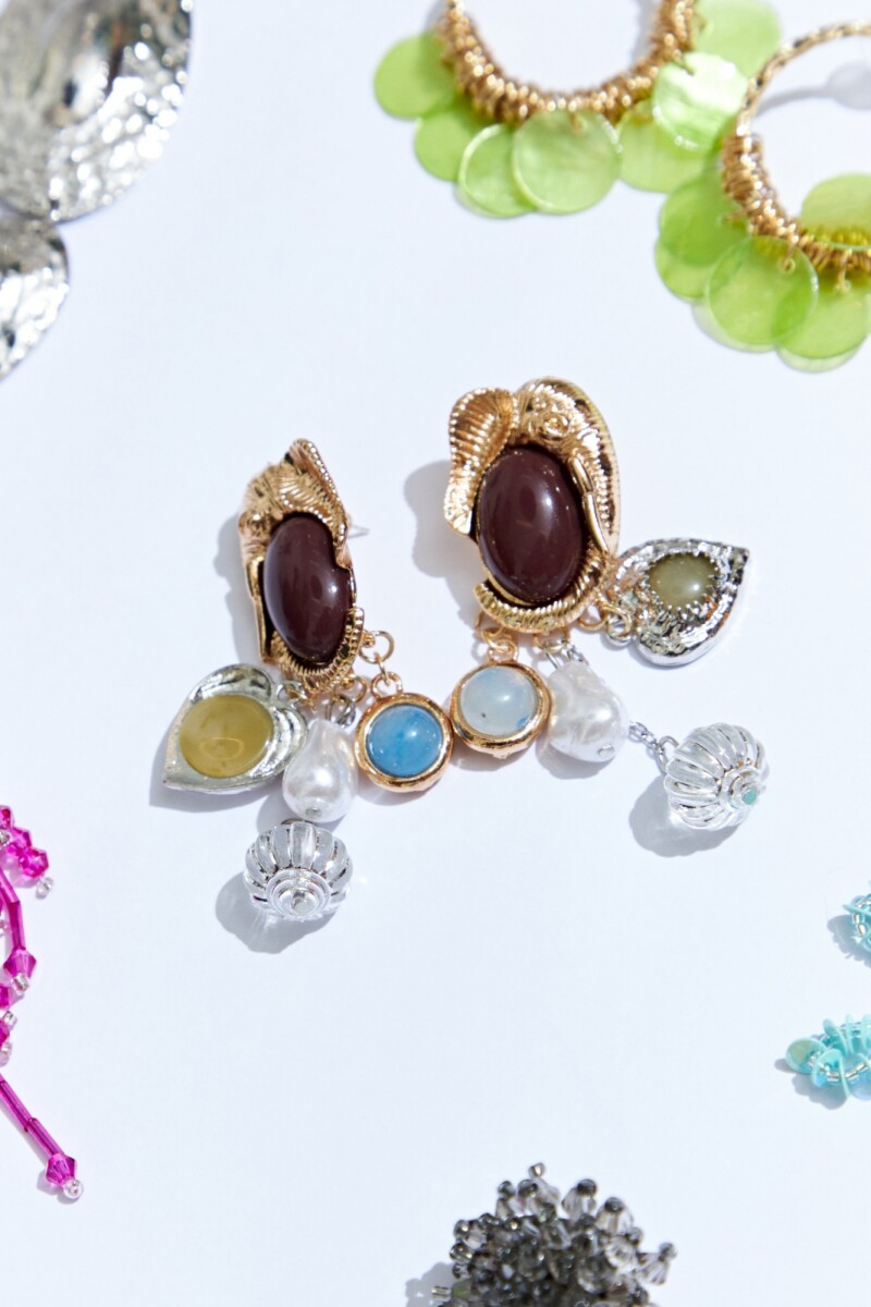 Caravanas piedras y concha dije - multicolor 