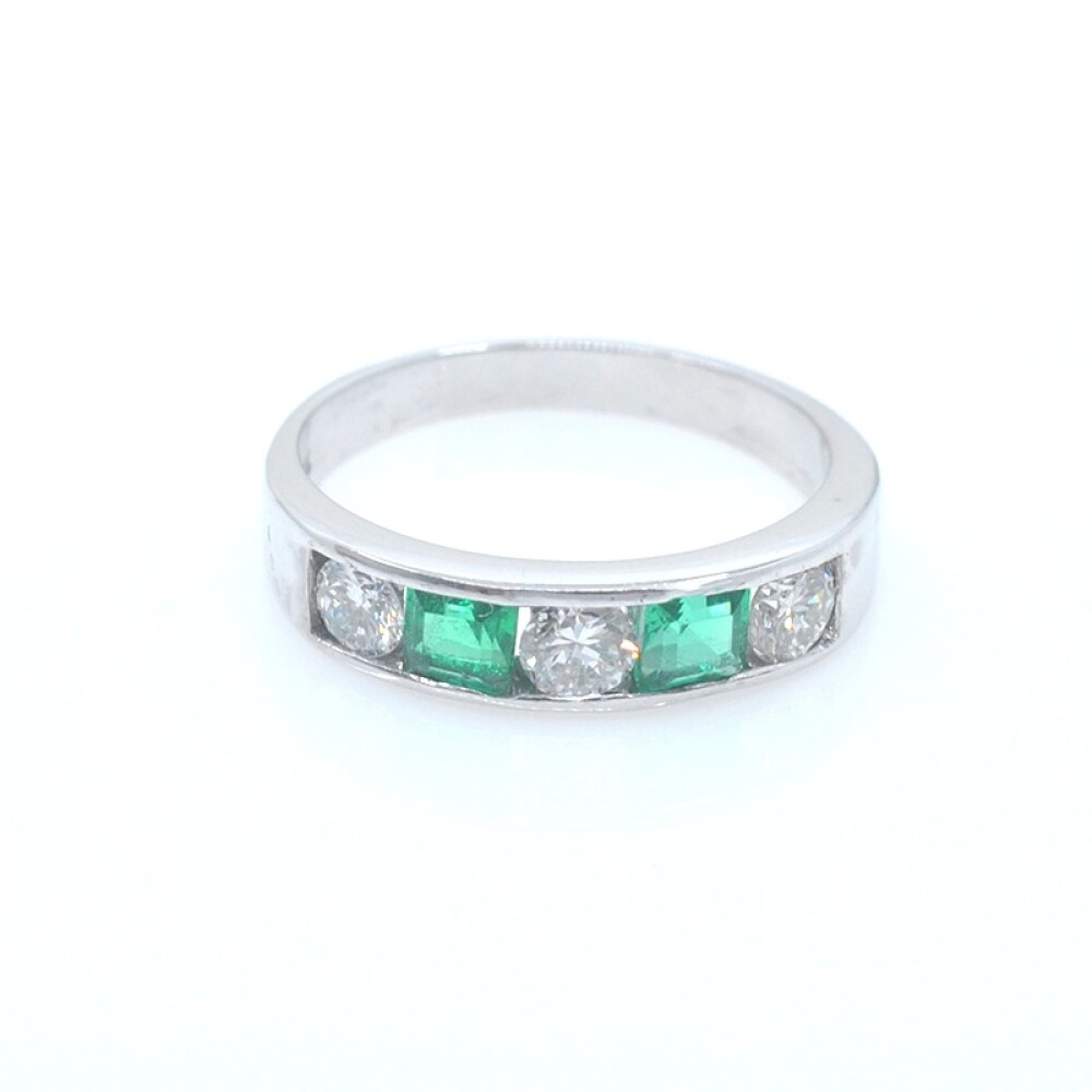 Anillo en oro 18k blanco con brillantes y esmeraldas. Anillo en oro 18k blanco con brillantes y esmeraldas.