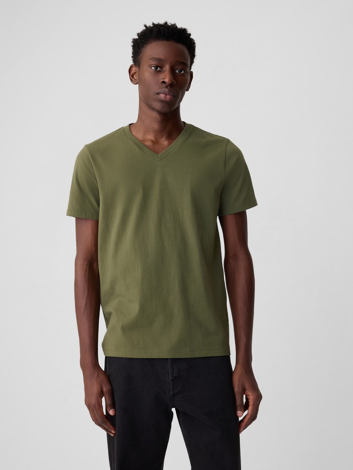 Remera Manga Corta Cuello V Hombre Army Jacket Green GAP Uruguay