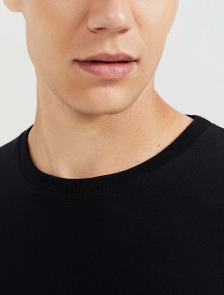 CAMISETA UNISSEX ESCOTE A LA BASE NEGRO