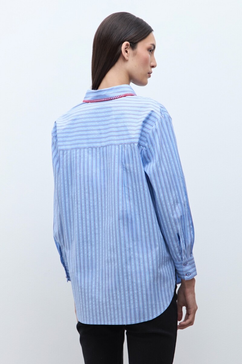 Camisa rayada con bordado en contraste celeste