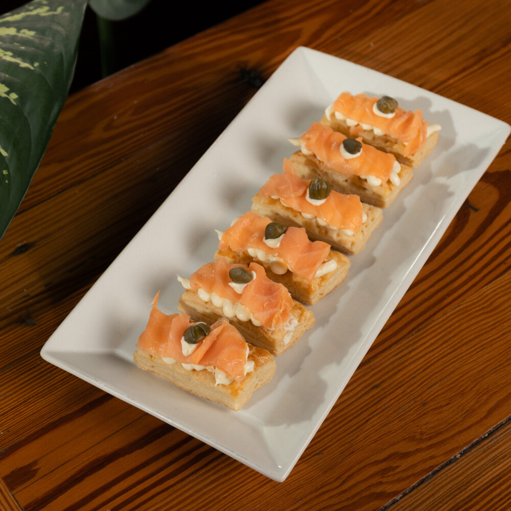 Hojaldres con salmón ahumado, queso crema y alcaparra x6 Hojaldres con salmón ahumado, queso crema y alcaparra x6