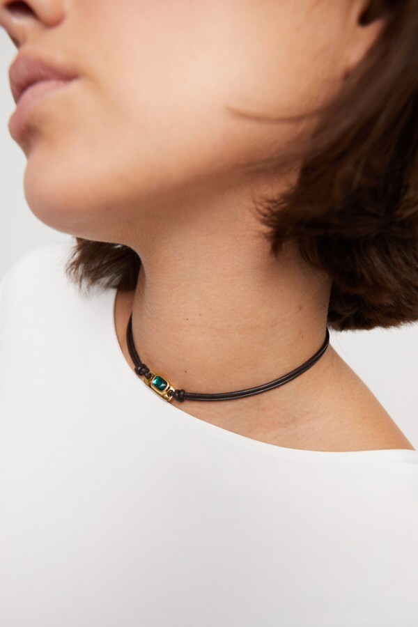 COLLAR DE CUERO BAÑADO EN ORO 18K CON CRISTAL VERDE Colgante