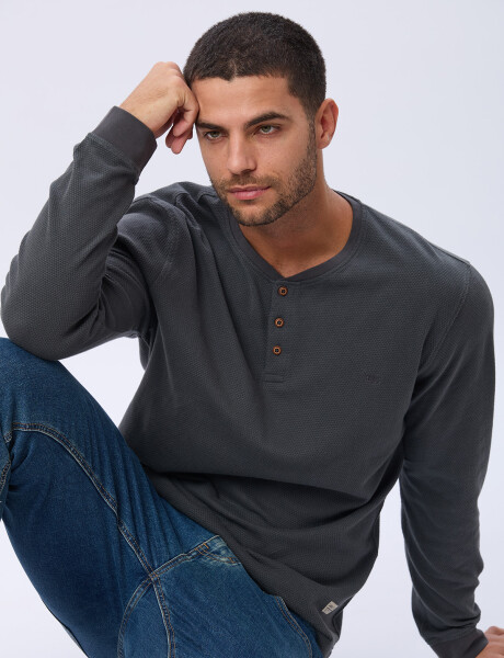 REMERA TEXTURADA DE ALGODÓN GRIS