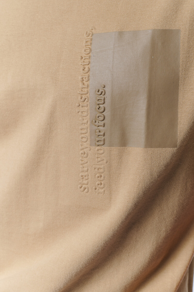 Remera Estampa Relieve Marrón