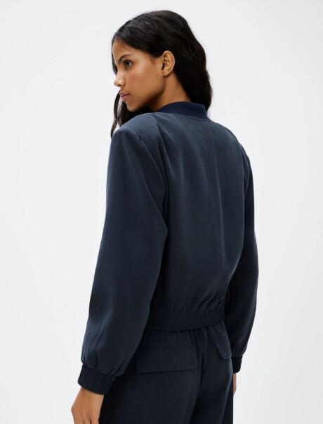 CAMPERA BOMBER CON BOLSILLOS AZUL