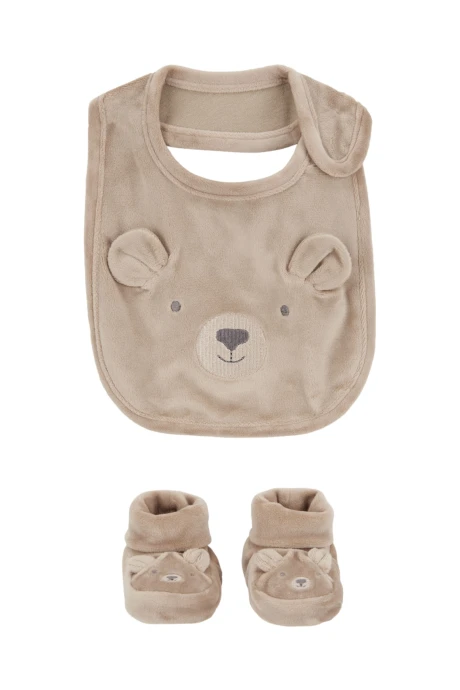 Babero y escarpines, diseño oso Babero y escarpines, diseño oso