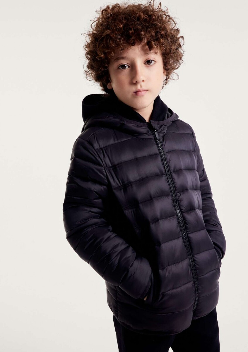 CAMPERA UNISSEX PUFFER CON CAPUCHA Y BOLSILLOS - NEGRO 