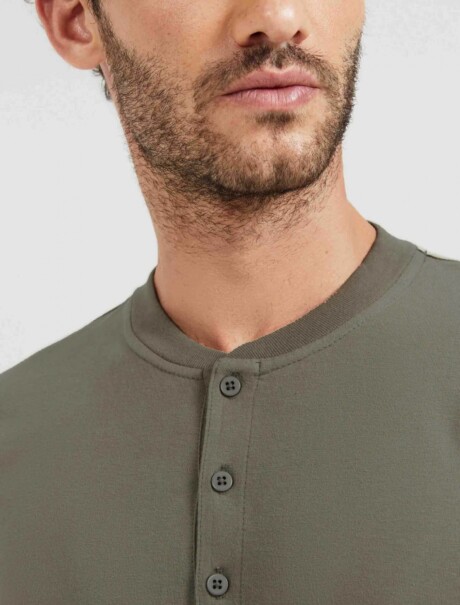 CAMISETA DE CUELLO CON TEXTURA VERDE