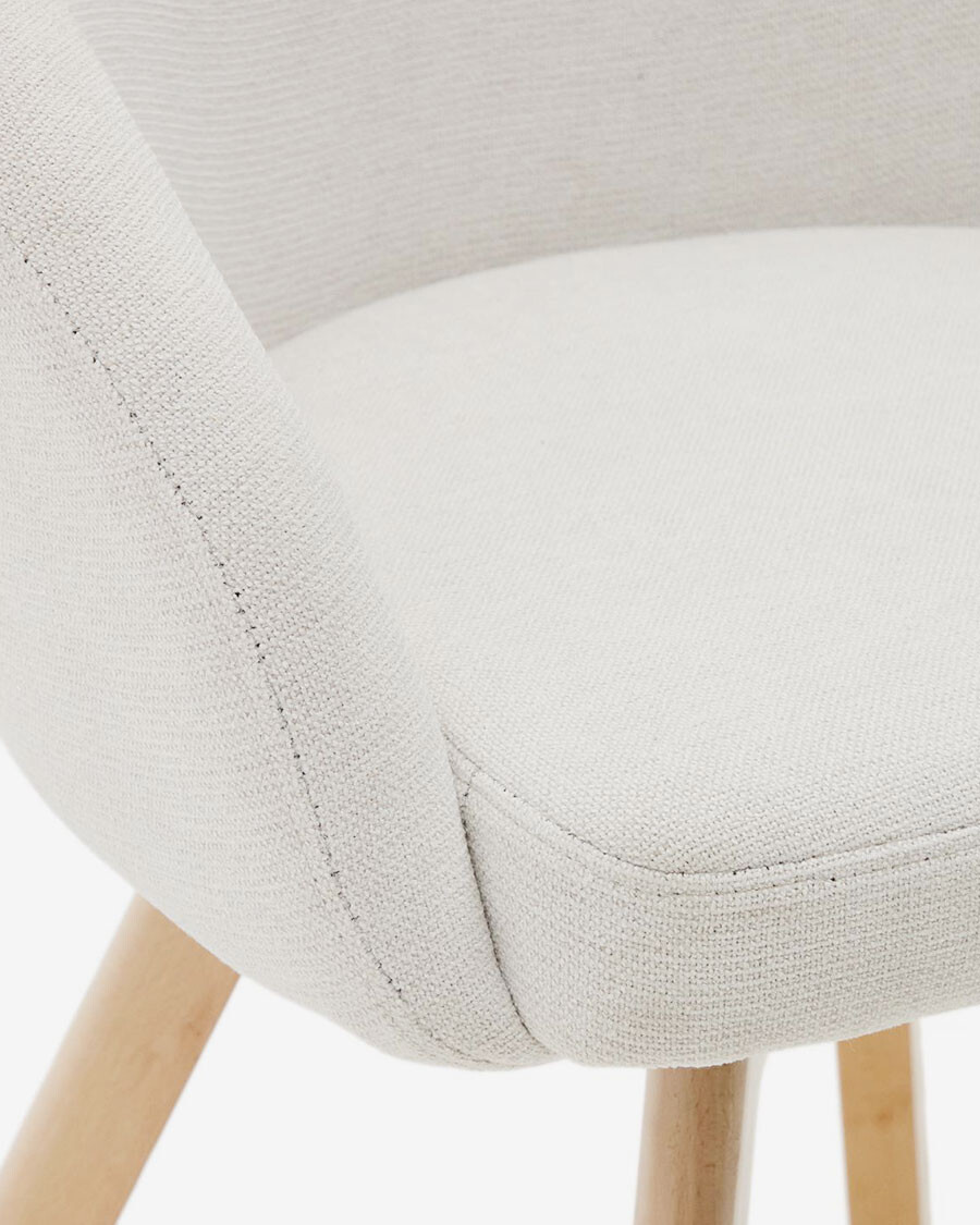 Silla giratoria Marvin chenilla beige y patas de madera maciza de haya acabado natural