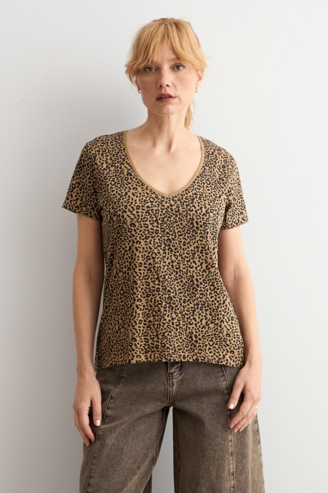 Remera escote en V animal print tostado