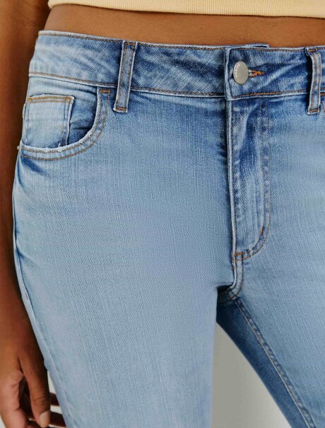 PANTALÓN DE JEAN CON ELASTANO CELESTE