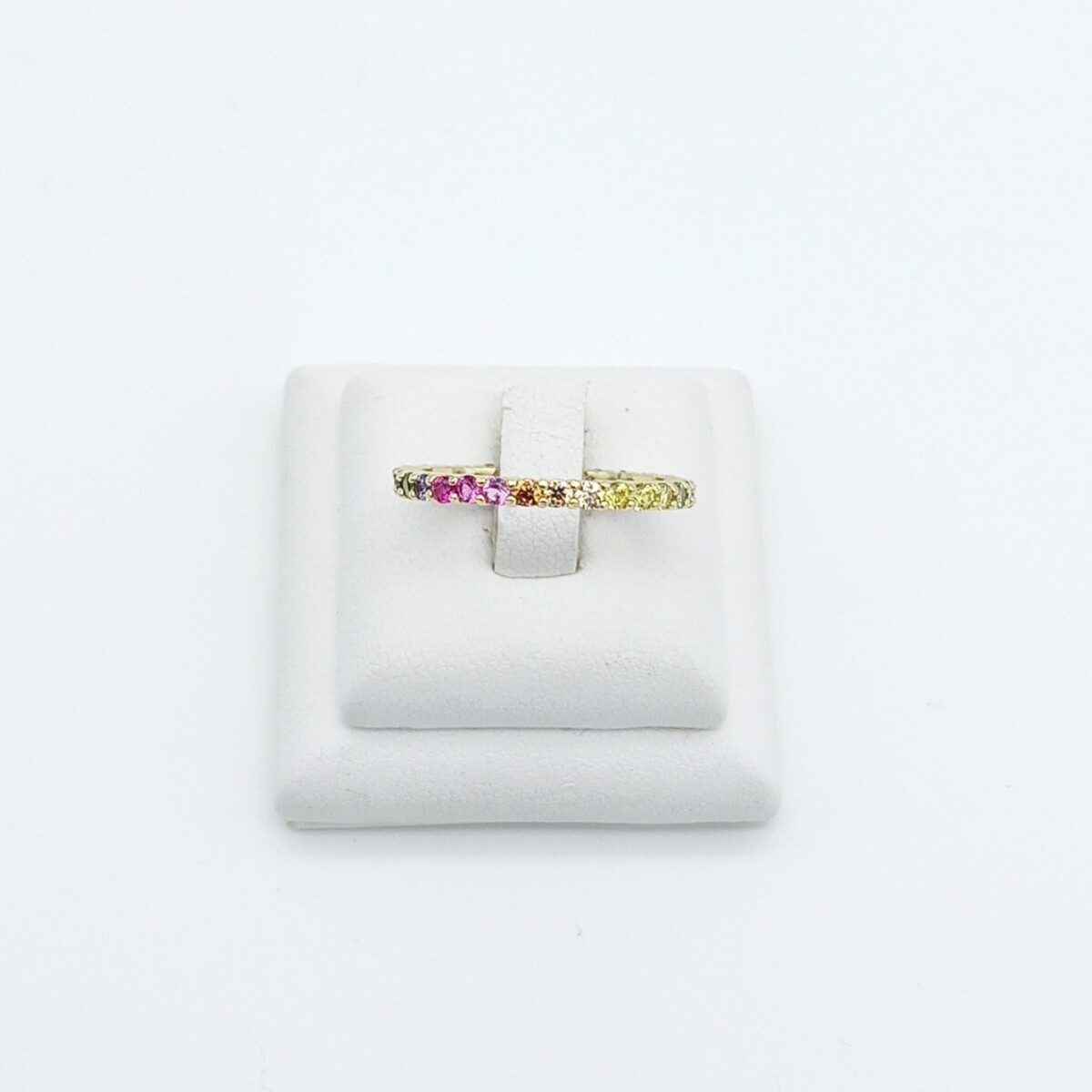 Anillo de plata 925 con baño de oro y cristales. 