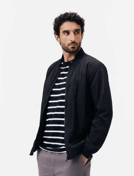 CAMPERA BOMBER CON BOLSILLOS NEGRO