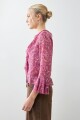 Blusa estampada con volados fucsia
