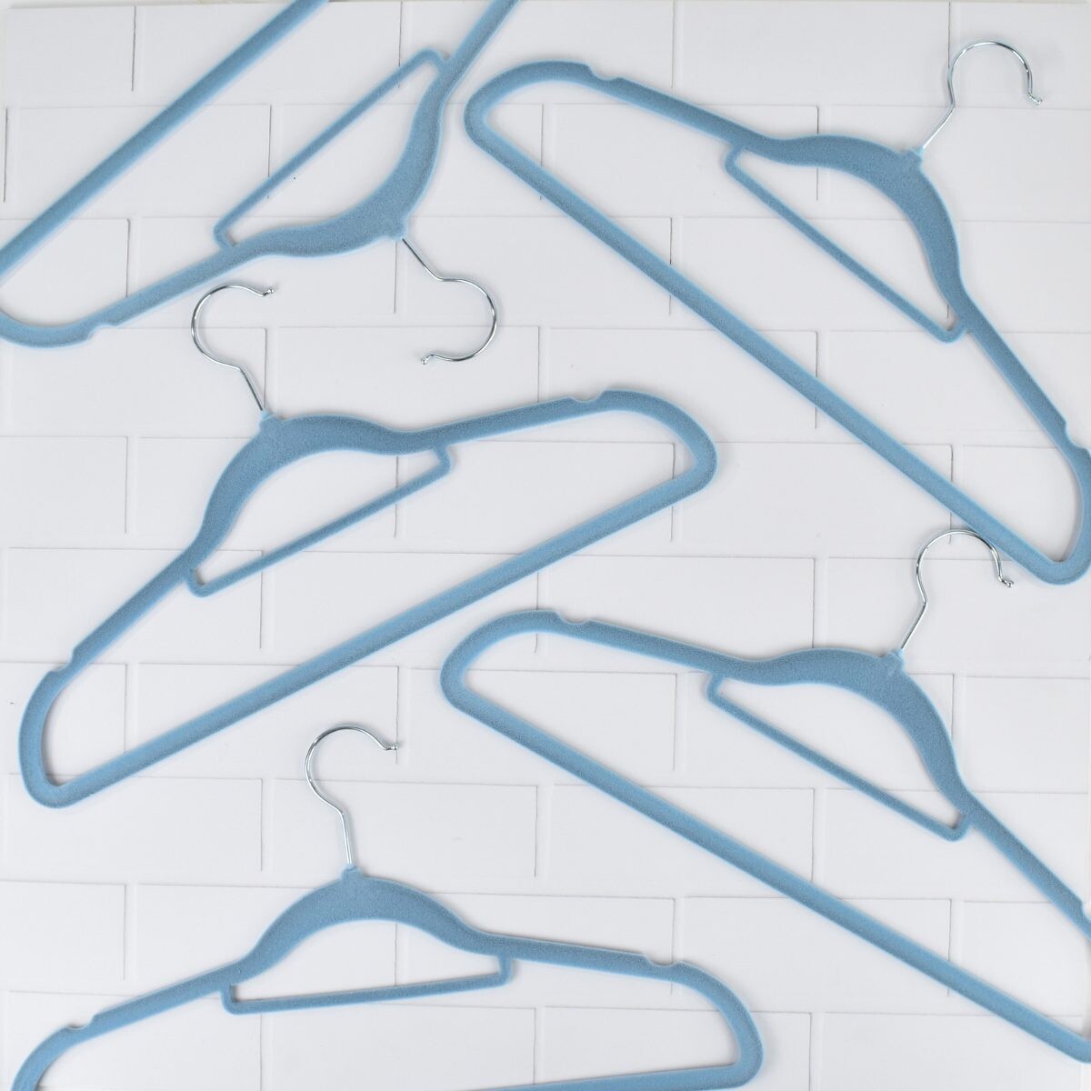 Set de 5 perchas de plástico forradas en terciopelo 