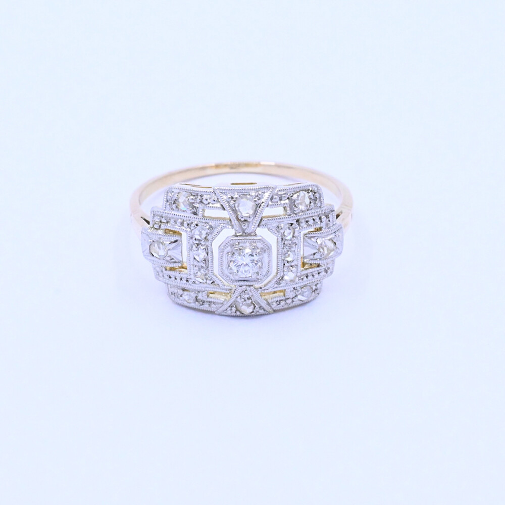 Anillo oro 18k antiguo con brillante y diamantes. Anillo oro 18k antiguo con brillante y diamantes.