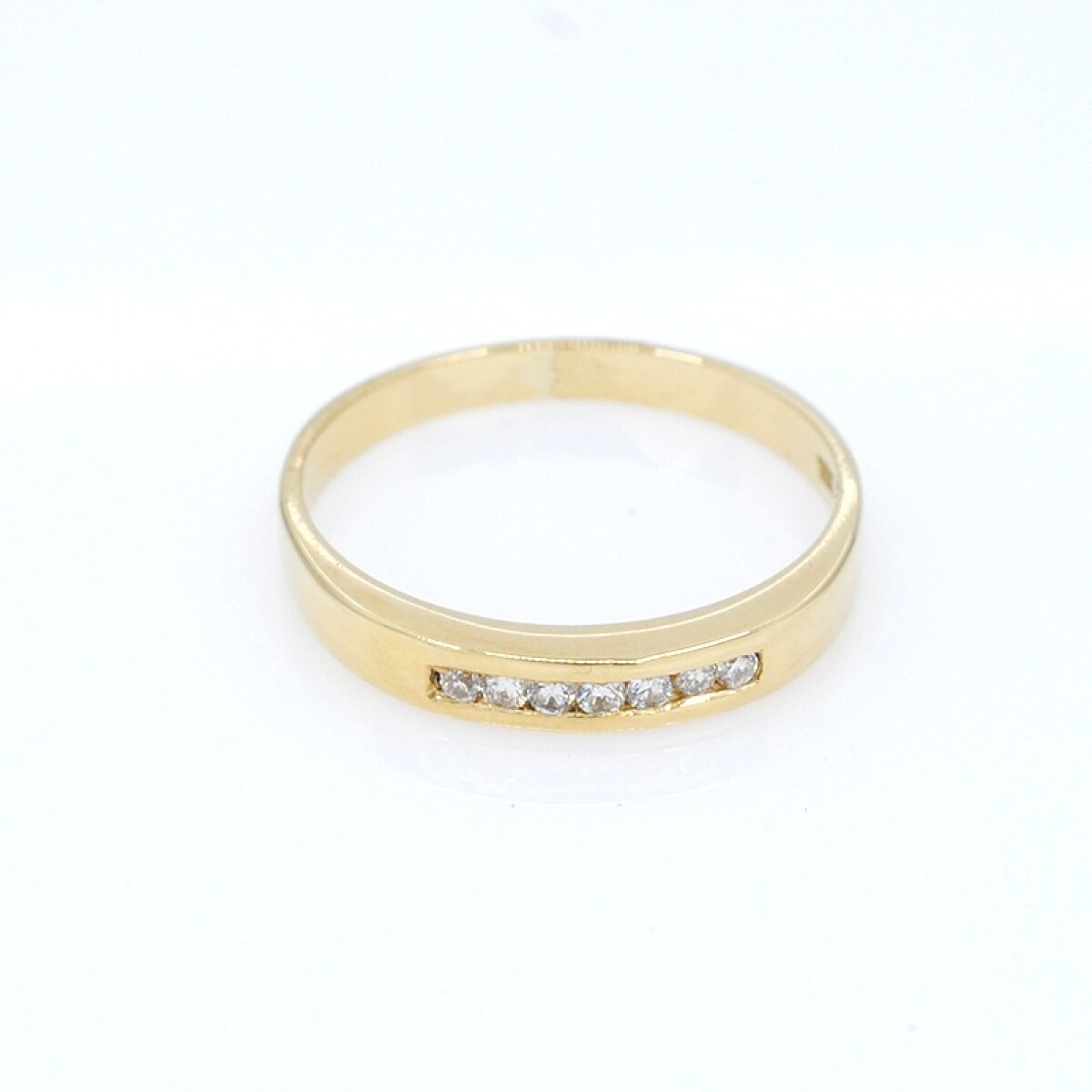 Anillo en oro 18k y 7 brillantes 