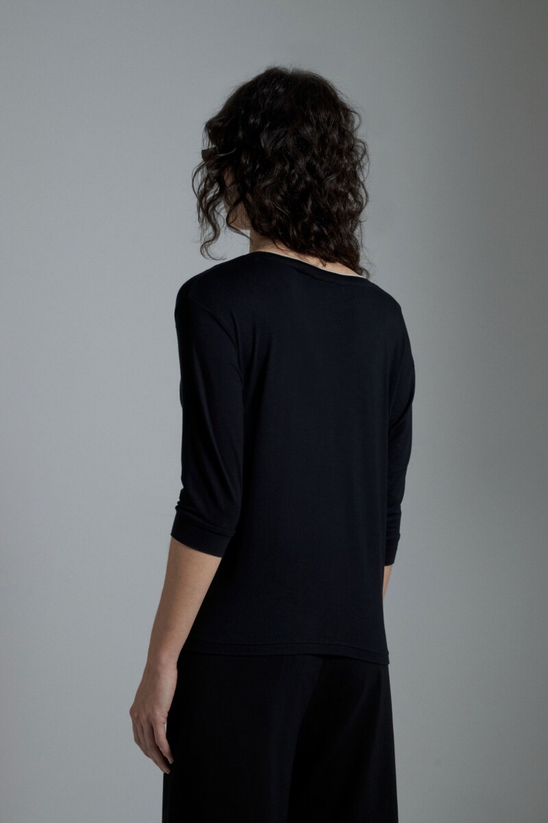 Remera escote en V negro