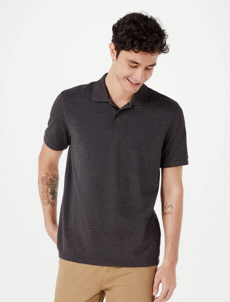 CAMISETA BÁSICA CON CUELLO GRIS OSCURO