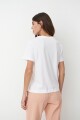 Remera escote base con parches de crochet blanco